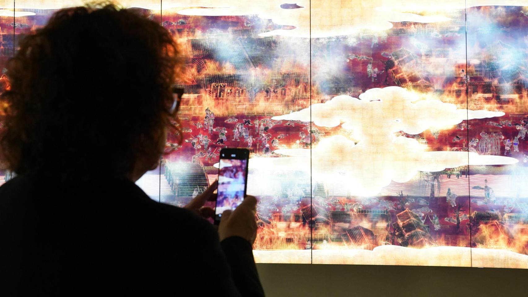 Visitantes observan la guerra desatada en la obra instalada 'The world of Irreversible Change' del CCAH.