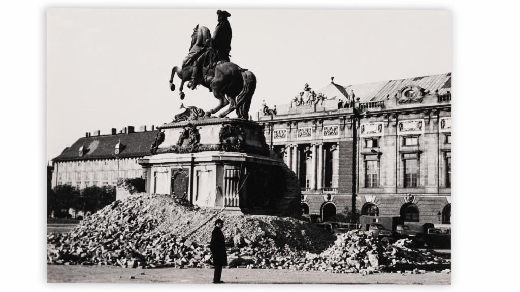 Monumento al príncipe Eugenio en la Heldenplatz (plaza de los Héroes), con un muro derribado, 1945. Foto: TimTom / L. Hilzensauer, Museo de Viena