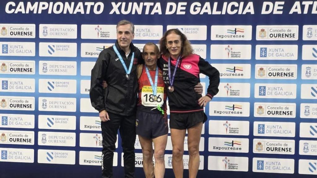 Mar (der.) junto a los otros dos ganadores, en la carrera del 7 de febrero.