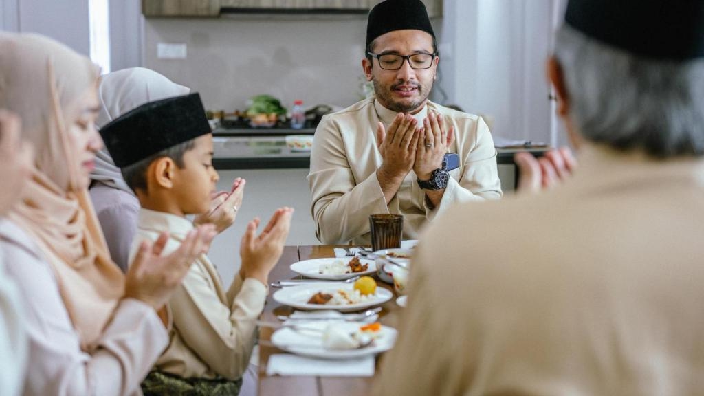 Una familia rezando antes de la fiesta de Hari Raya.