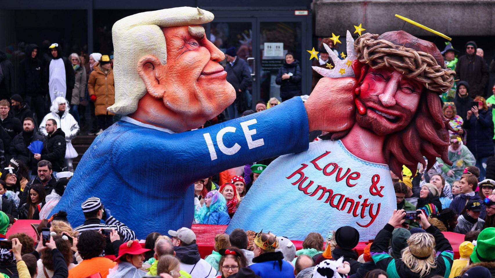 Una carroza de carnaval representa a Donald Trump golpeando a Jesucristo, durante el tradicional desfile de carnaval de Rosenmontag (Lunes de las Rosas) en Düsseldorf.