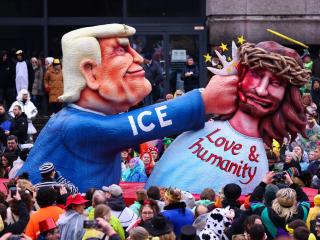 Una carroza de carnaval representa a Donald Trump golpeando a Jesucristo, durante el tradicional desfile de carnaval de Rosenmontag (Lunes de las Rosas) en Düsseldorf.