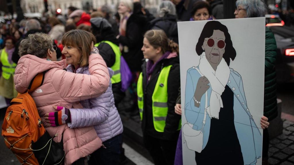 Participantes en una manifestación del 8M en Madrid llevan una pancarta con una ilustración de Gisèle Pelicot.