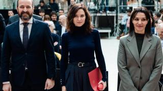 La presidenta de la Comunidad de Madrid, Isabel Díaz Ayuso, y la consejera de Universidades, Investigación y Ciencia, Mercedes Zarzalejo.