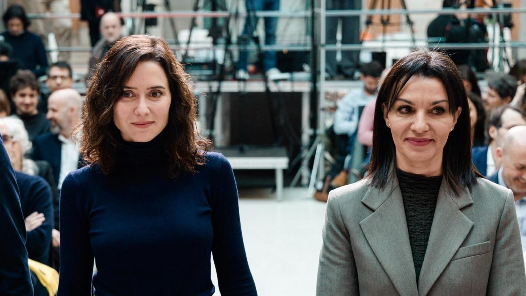 La presidenta de la Comunidad de Madrid, Isabel Díaz Ayuso, y la consejera de Universidades, Investigación y Ciencia, Mercedes Zarzalejo.