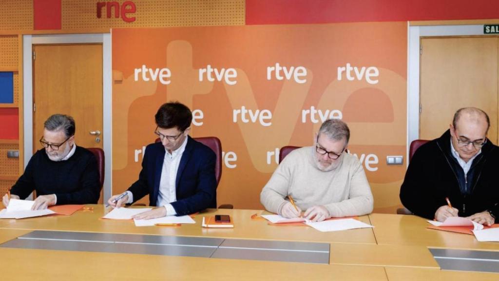 El presidente, José Pablo López, firma el acuerdo con UGT, SÍ y USO. RTVE
