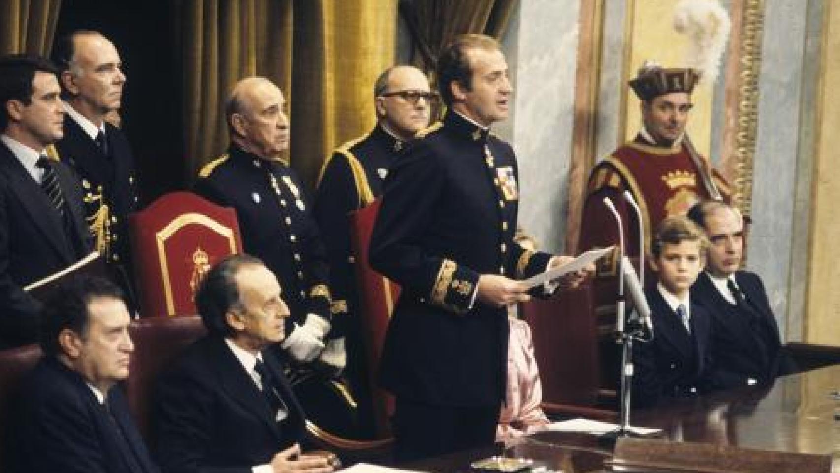 El rey Juan Carlos sanciona la Constitución de 1978, en diciembre de ese año.