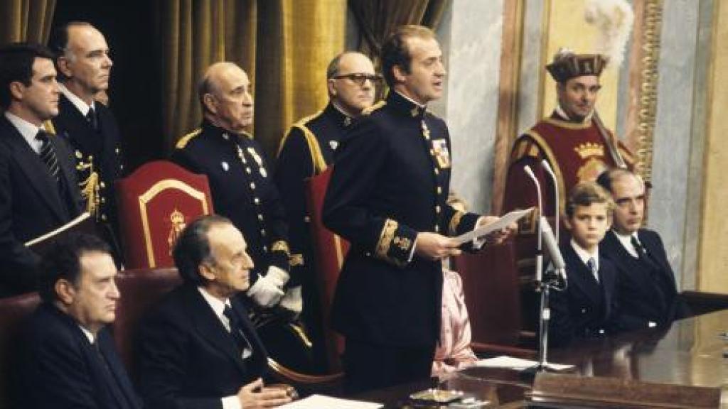 El rey Juan Carlos sanciona la Constitución de 1978, en diciembre de ese año.