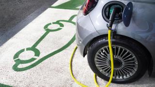 Carga de coche eléctrico en la estación de carga.