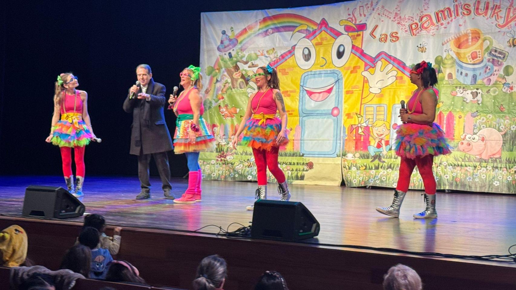Imagen de la actuación de Las Pamisukis, con el alcalde Abel Caballero sobre el escenario, en el Auditorio Municipal.