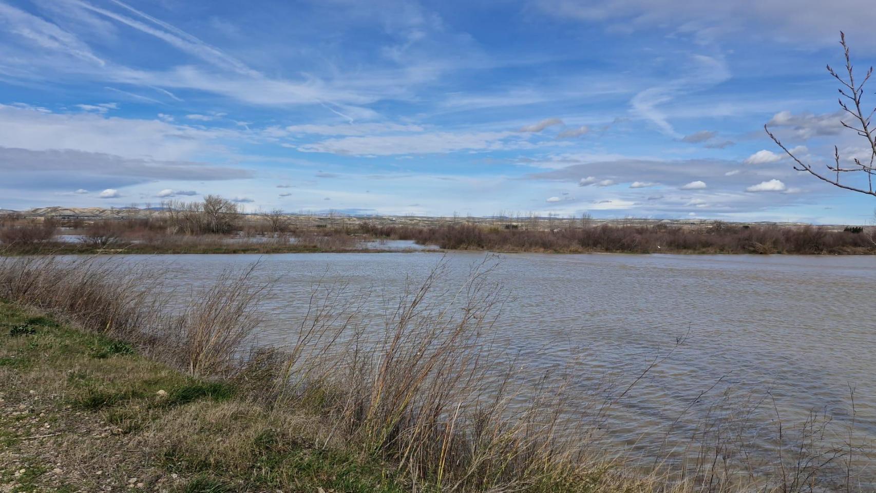 El Ebro, este lunes a su paso por Pina.