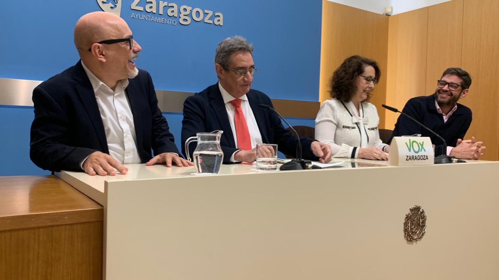 Los cuatro concejales de Vox en el Ayuntamiento de Zaragoza, en la rueda de prensa donde anunciaron su rechazo al presupuesto del PP.