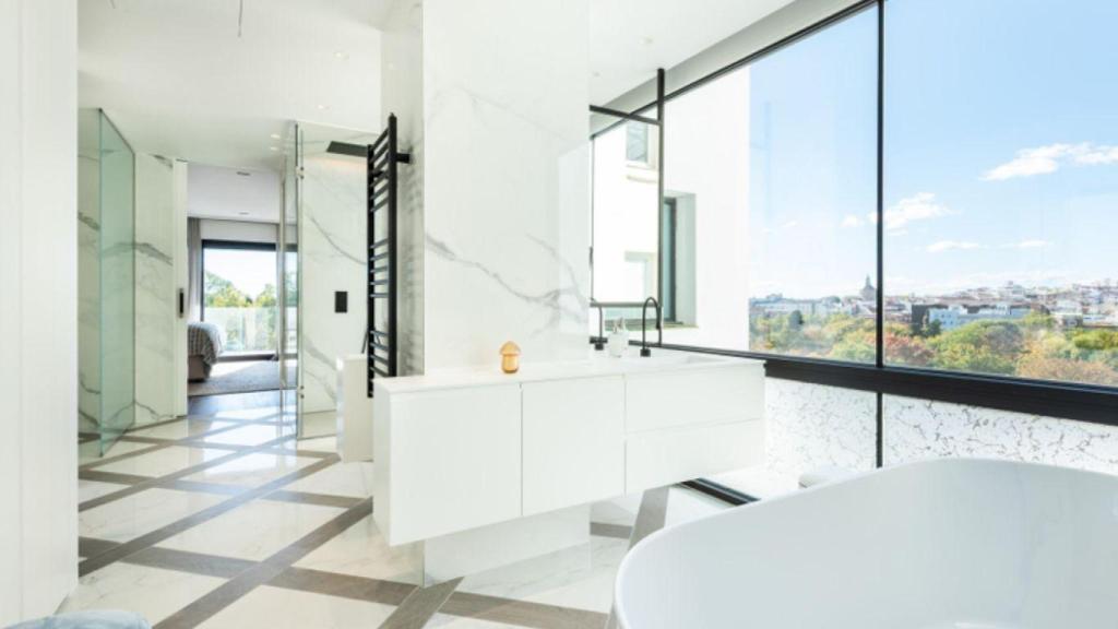 El baño del dormitorio principal.