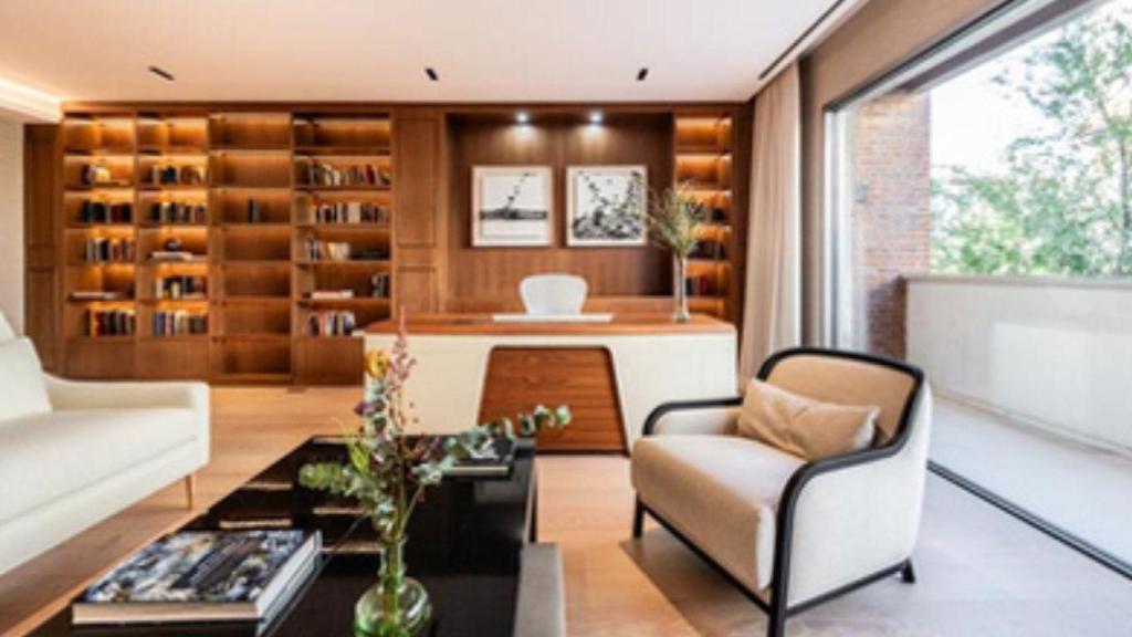 Despacho con biblioteca.