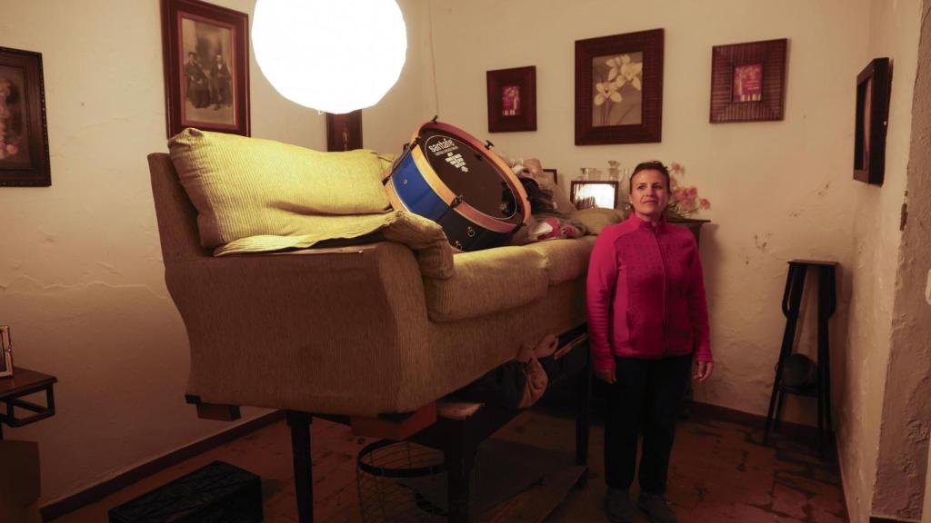 Una vecina de Grazalema en su casa tras 11 días desalojada por el tren de borrascas.