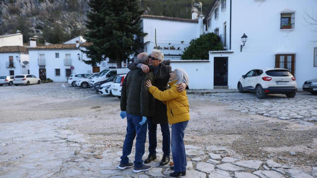 Vecinos de Grazalema se abrazan en una de las calles del pueblo tras 11 días desalojados por el tren de borrascas.