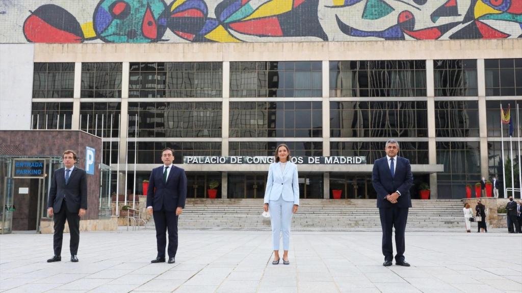 José Luis Martínez-Almeida, José Manuel Albares, Reyes Maroto y Zurab Pololikashvili, frente al Palacio de Congresos (futura sede de la ONU Turismo