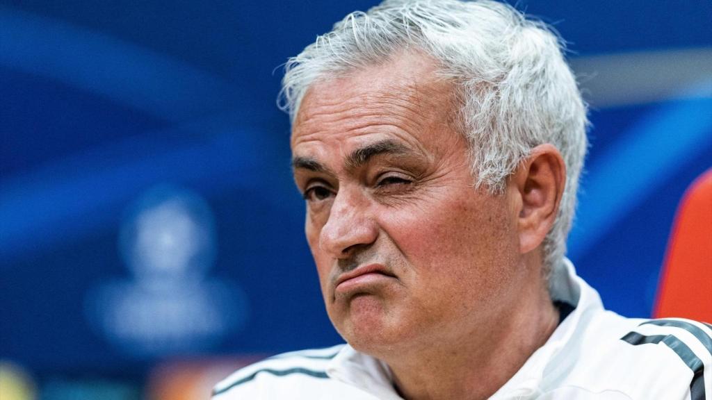 José Mourinho, este lunes durante la rueda de prensa con el Benfica