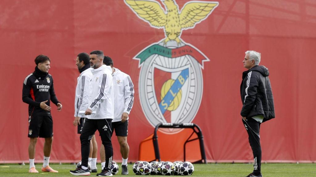 José Mourinho, dirigiendo el entrenamiento entrenamiento del Benfica con el escudo del club de fondo