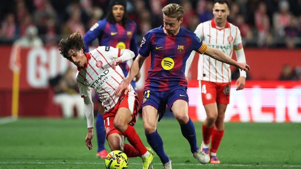 Bryan Gil y De Jong, en pugna por el balón en el Girona - Barça.