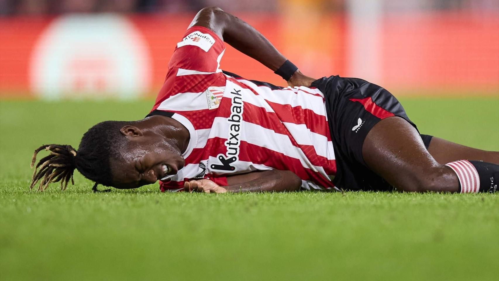 Nico Williams se duele en el suelo con el Athletic Club.