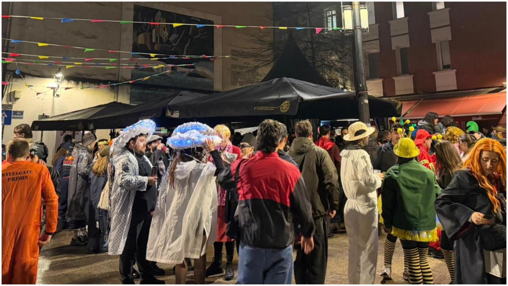La lluvia en A Coruña llena, pero no del todo, las calles este lunes de Carnaval: Es una tristeza”