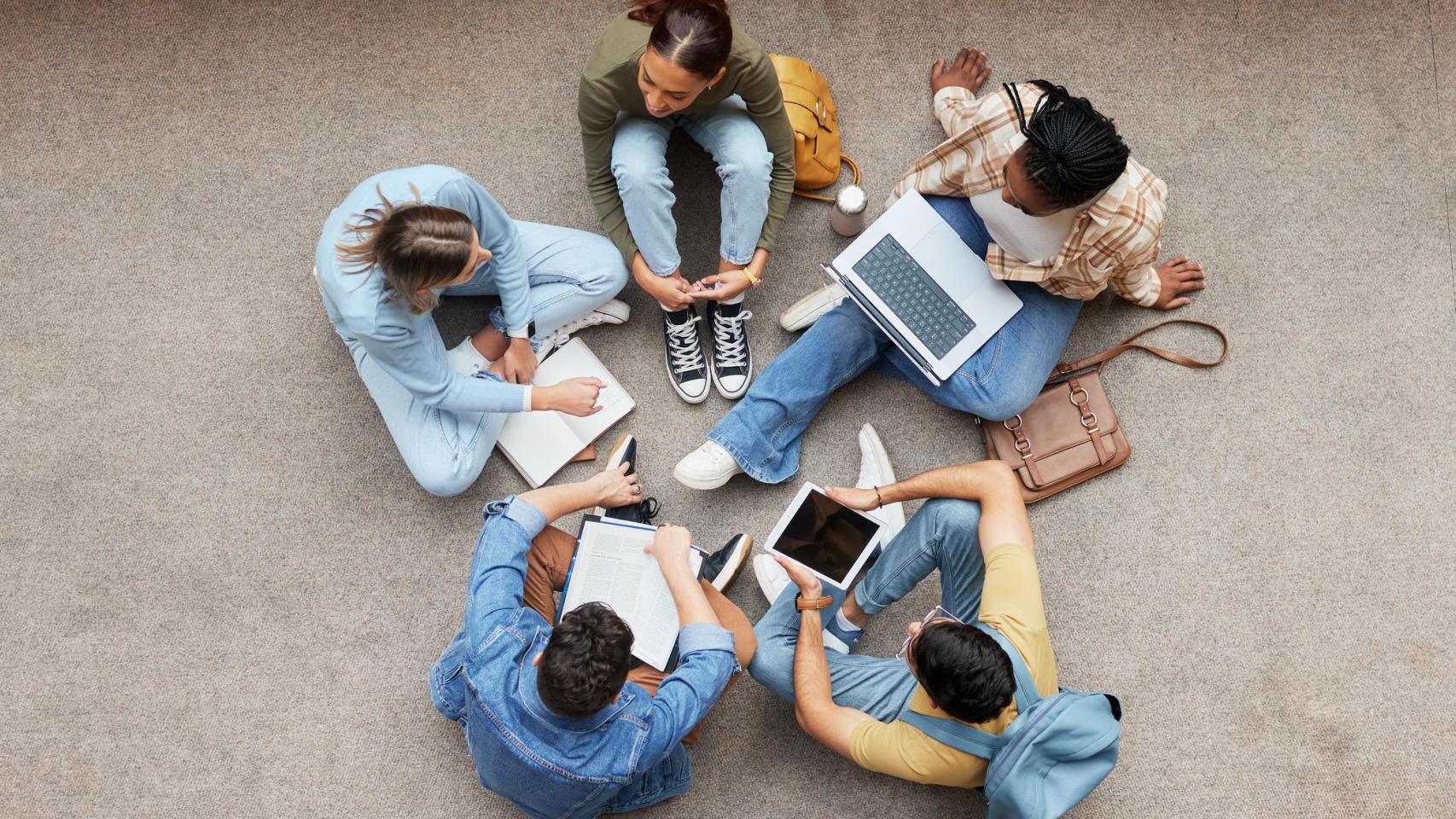 Estudiantes jóvenes.