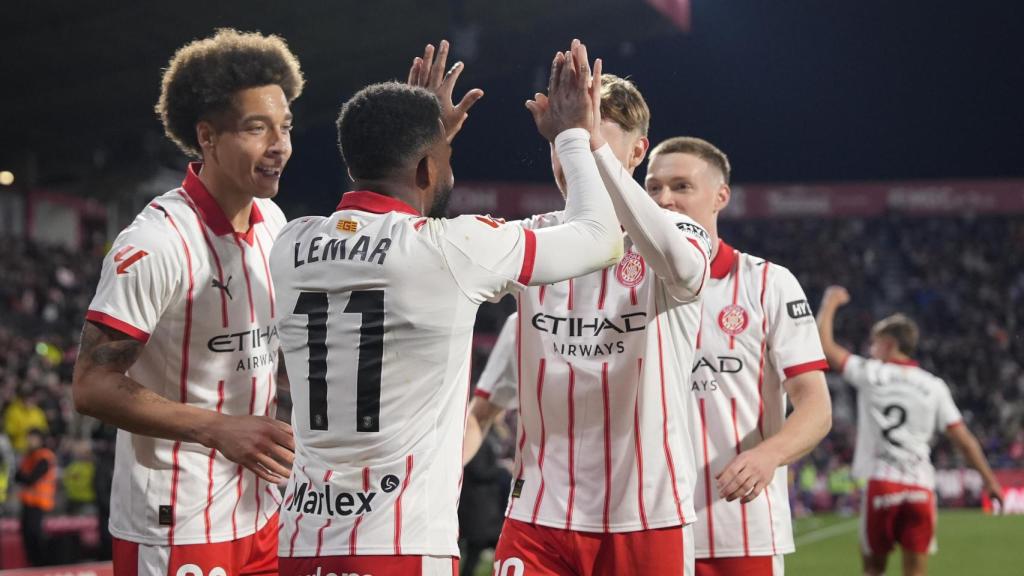 Los jugadores del Girona celebran uno de los goles de la victoria ante el Barça.