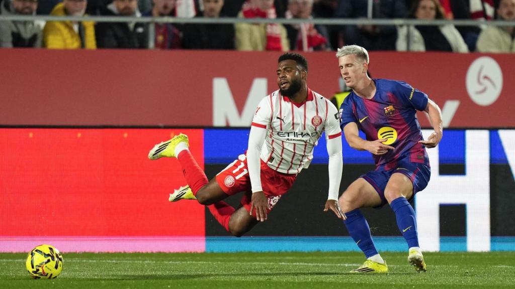 Dani Olmo, con Thomas Lemar.