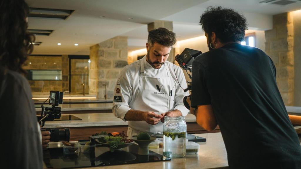 El chef Juan Carlos García en una de las tomas, en su cocina de Vandelvira.