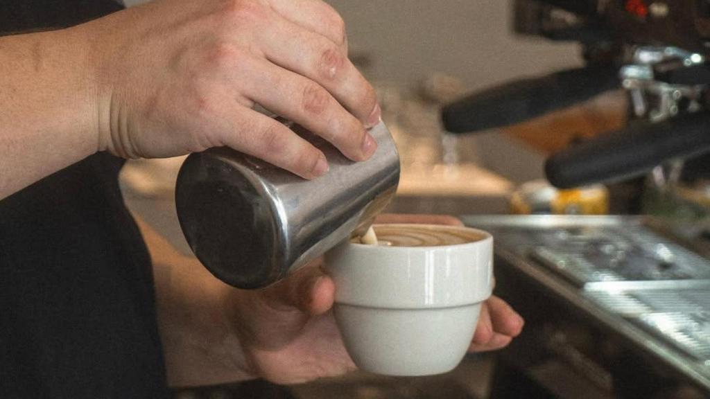 El servicio del café en Ambu Coffee.