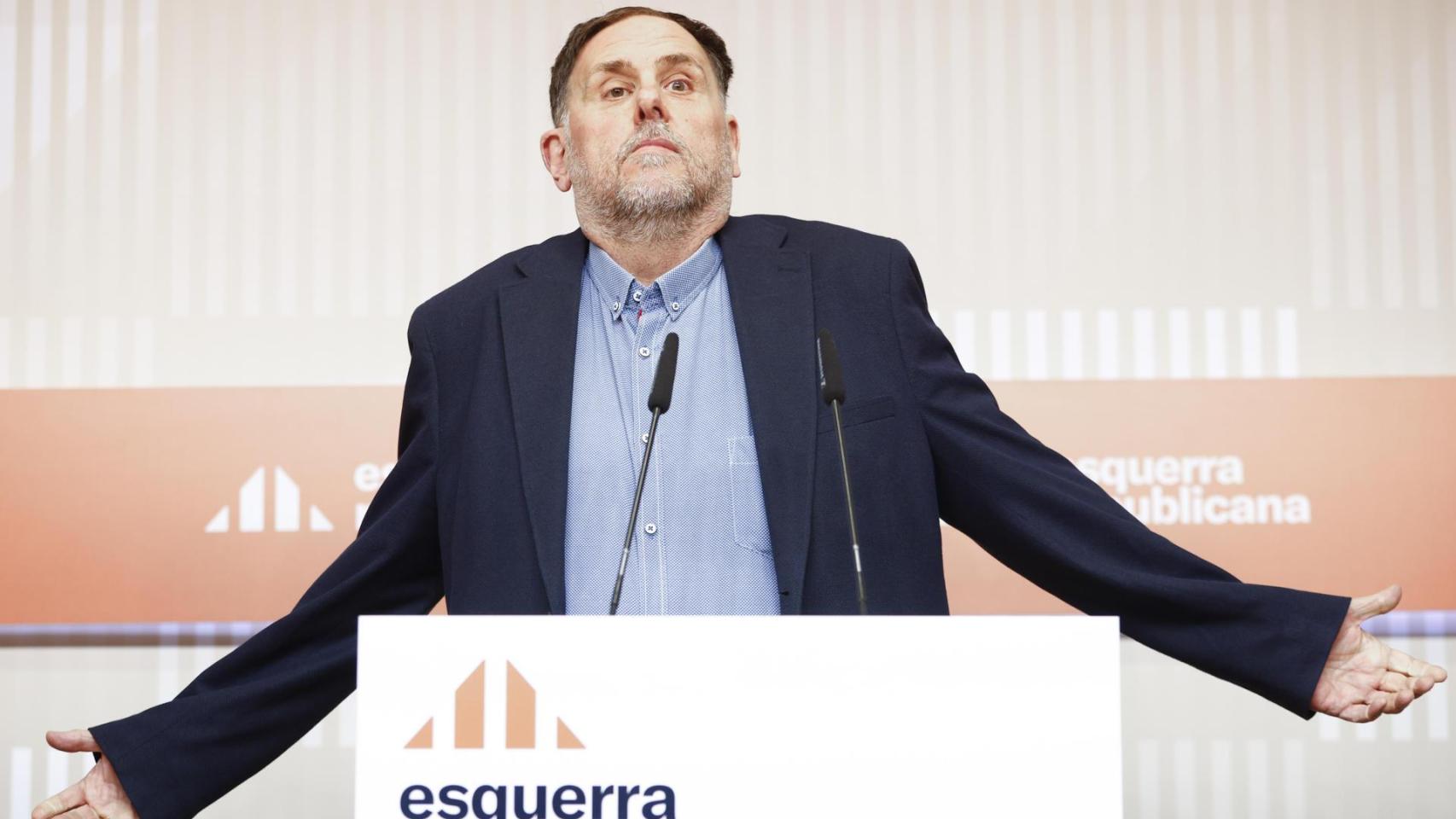 Oriol Junqueras, presidente de ERC, atiende a la prensa este lunes en la sede del partido en Barcelona.