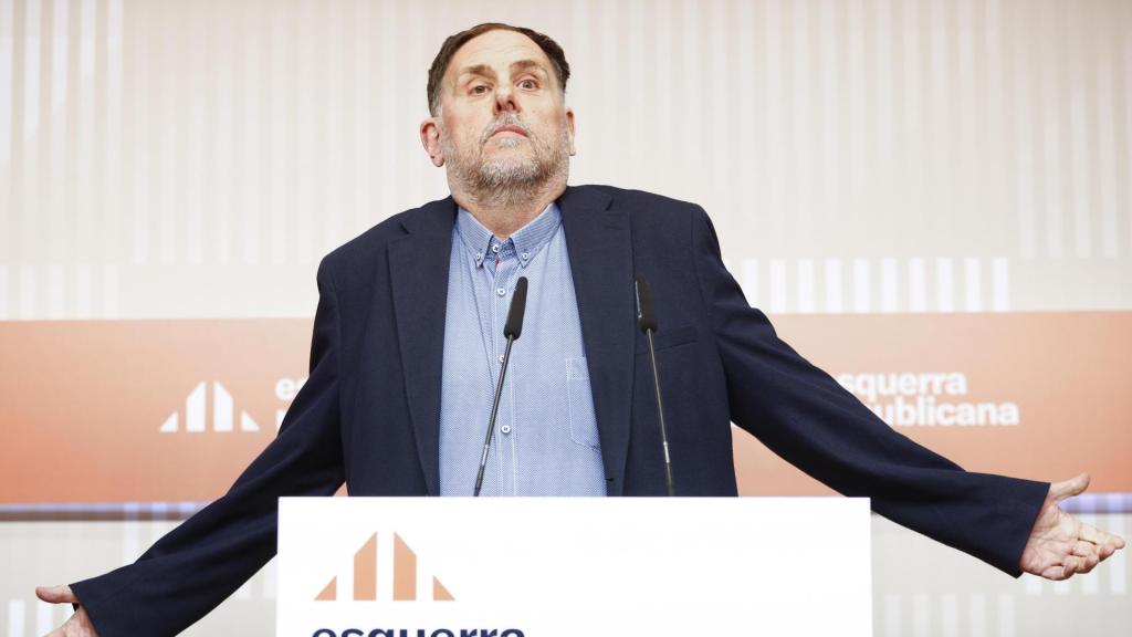 Oriol Junqueras, presidente de ERC, atiende a la prensa este lunes en la sede del partido en Barcelona.