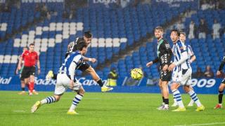 Larrubia remata a portería durante el Real Sociedad B vs. Málaga CF de Segunda División.