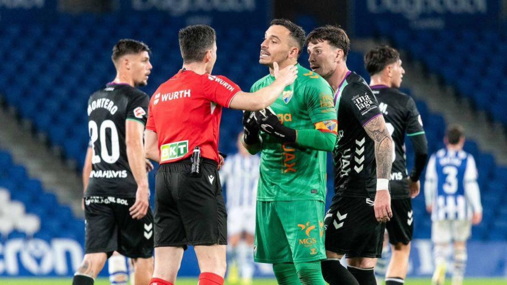Alfonso Herrero protesta a Fuentes Molina el segundo gol de la Real Sociedad B