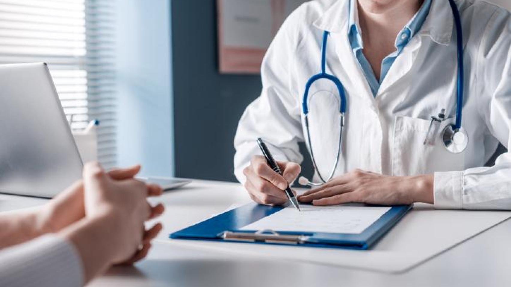 Las agresiones a médicos vuelven a batir récord histórico: aumentan las lesiones físicas y en facultativos jóvenes