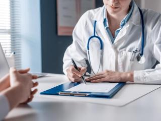 Médica de familia atendiendo a una paciente.