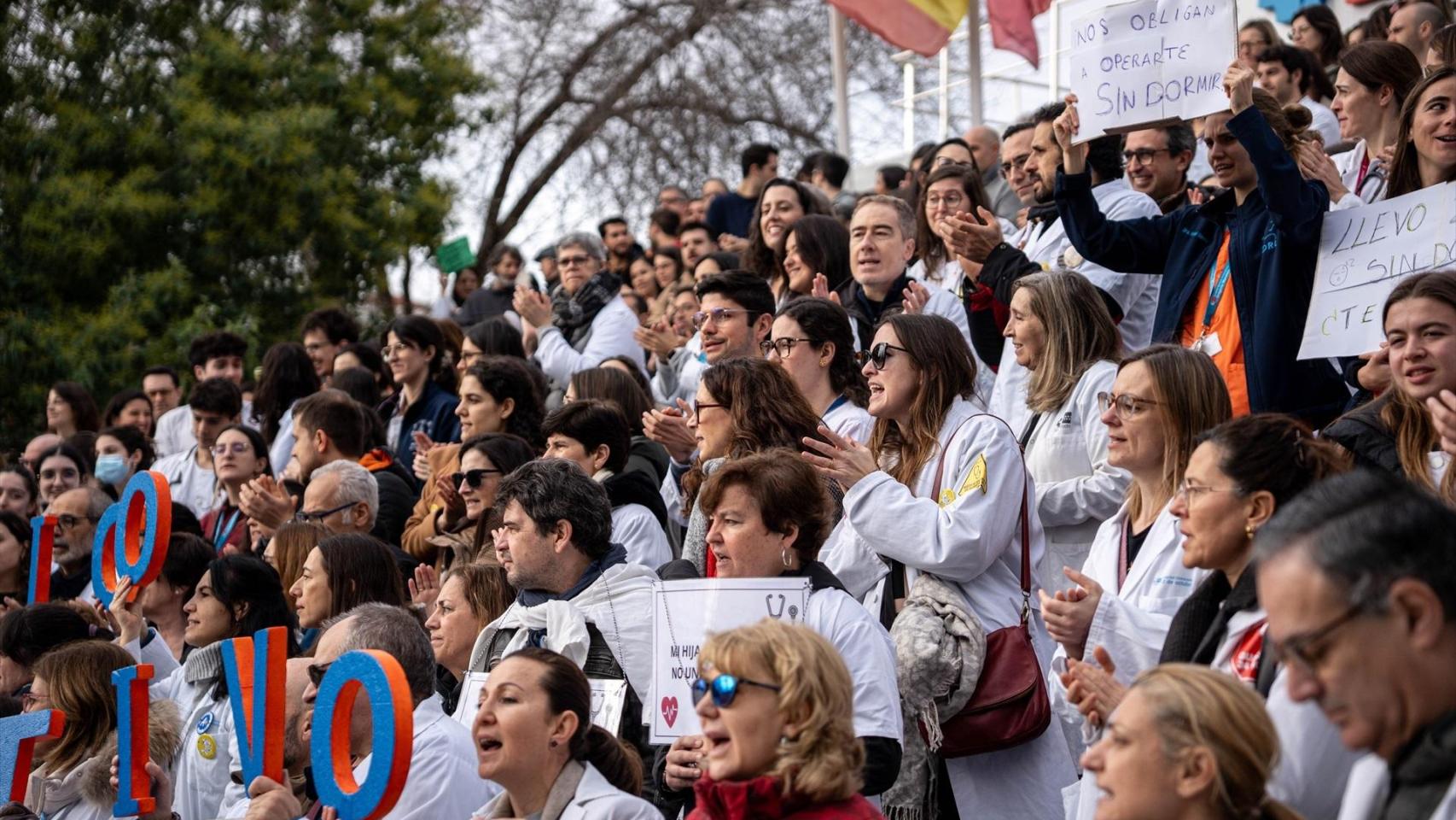 Decenas de médicos y personal sanitario durante una concentración.