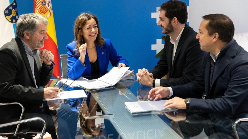 La conselleira do Mar, Marta Villaverde, se reúne con representantes del Real Club Náutico de Vigo.