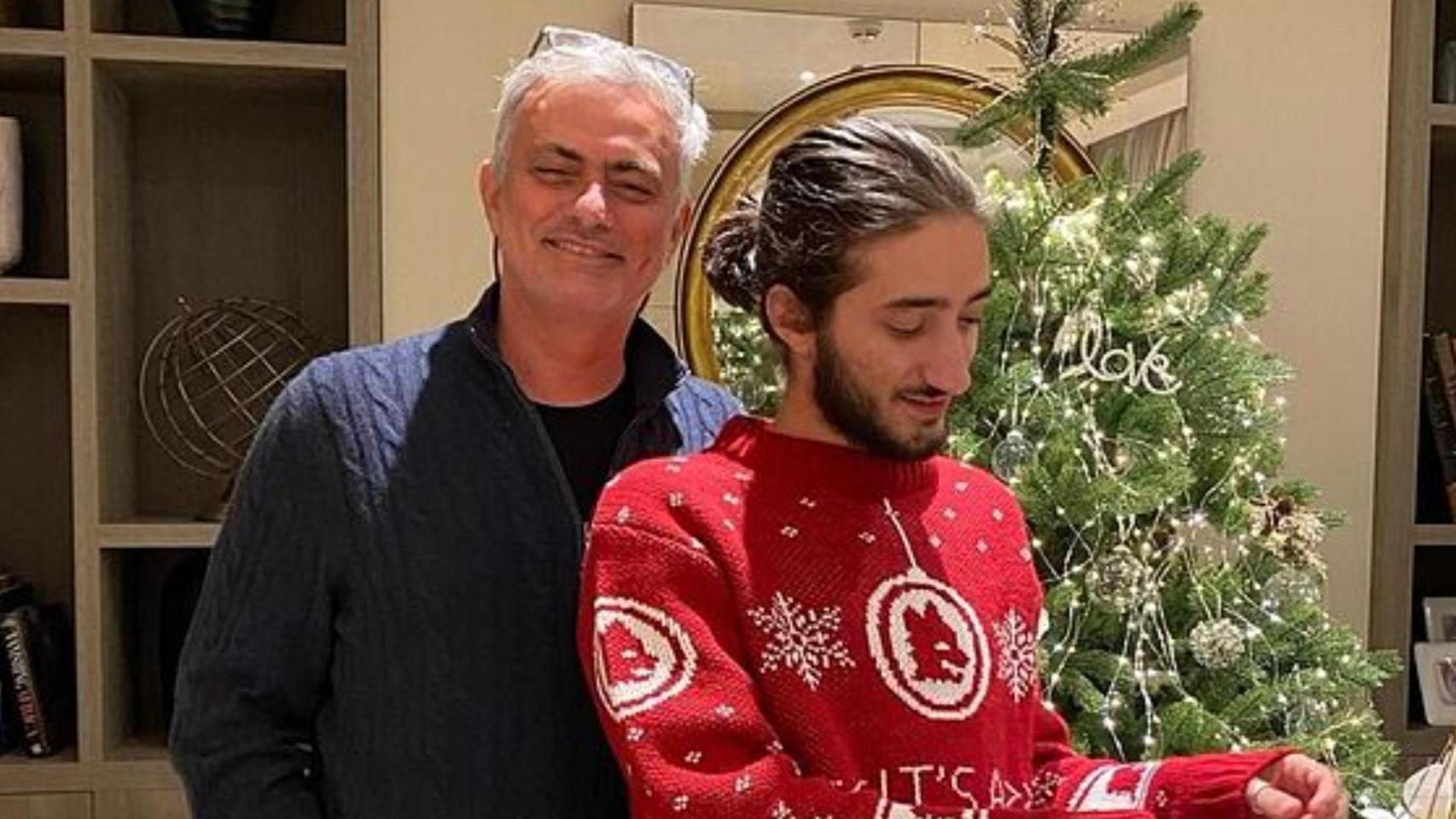 Mourinho, junto a su hijo, José Mario Jr., en una estampa navideña