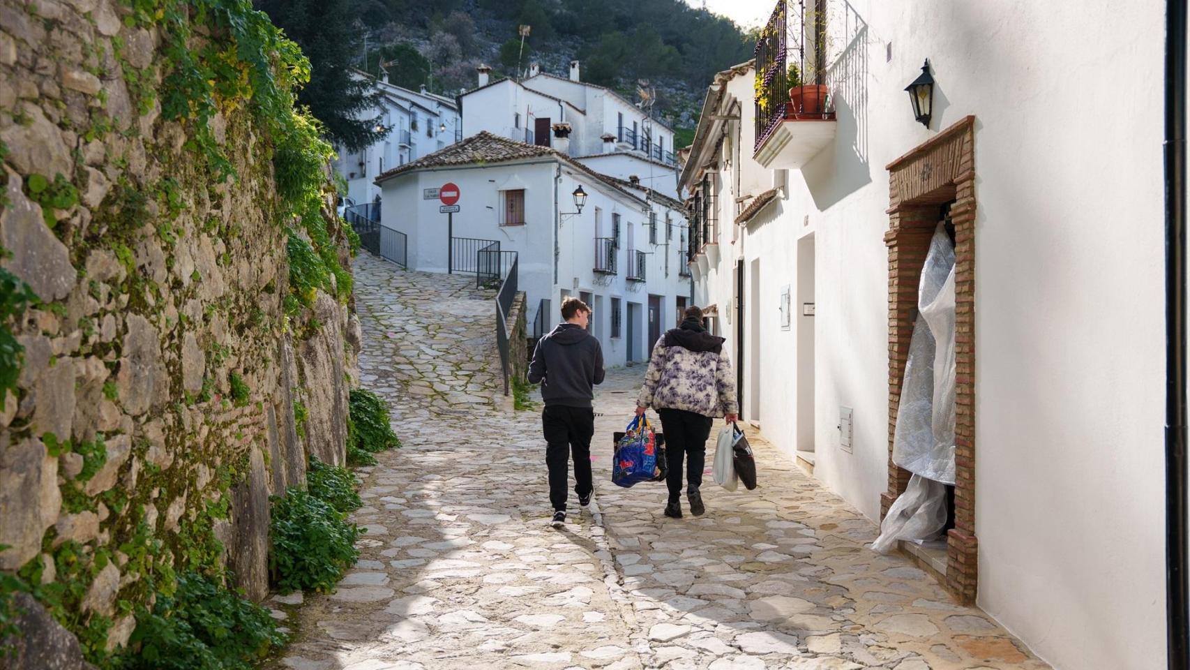 Vecinos empiezan a regresar a Grazalema.