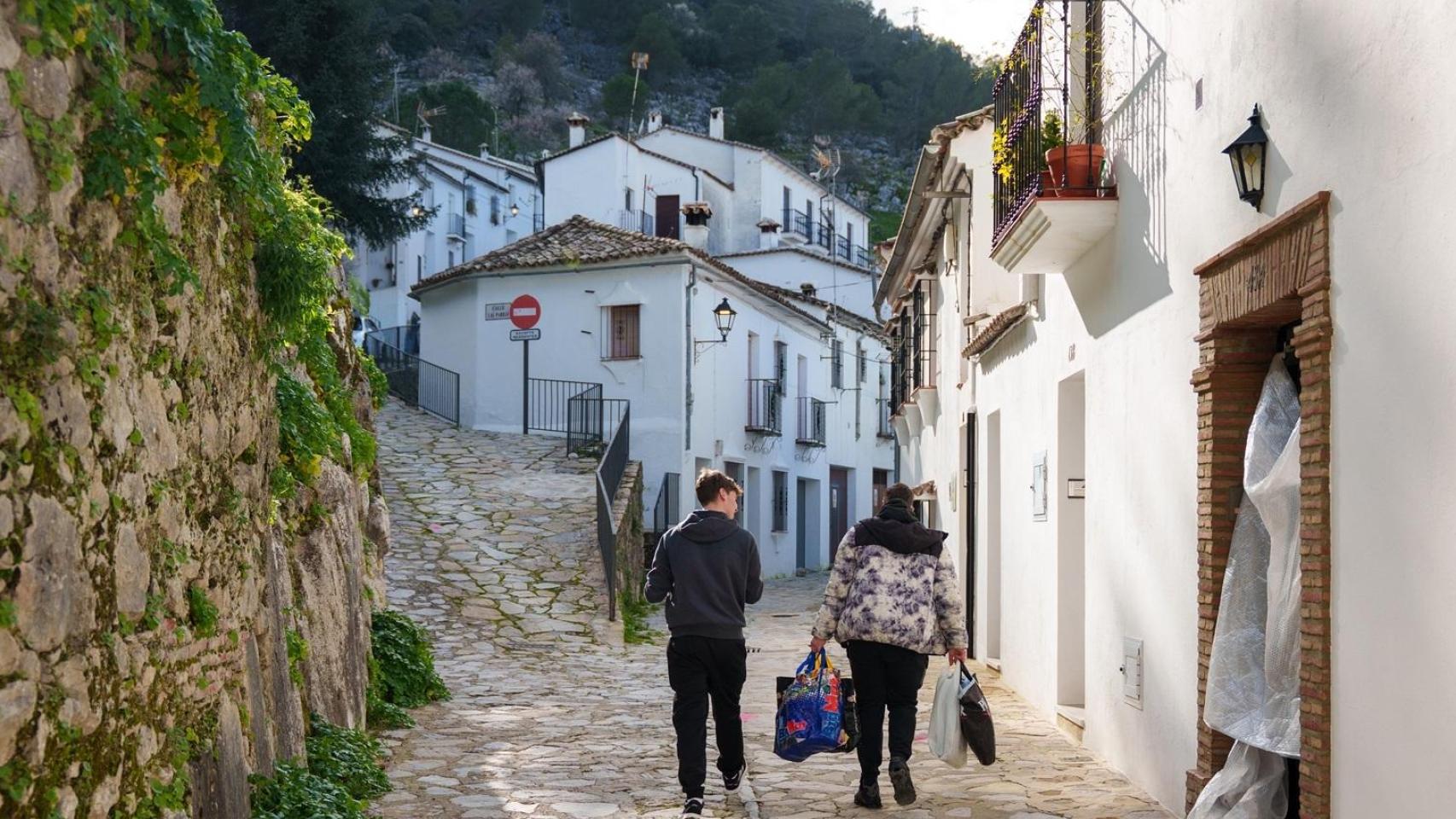 Vecinos empiezan a regresar a Grazalema.