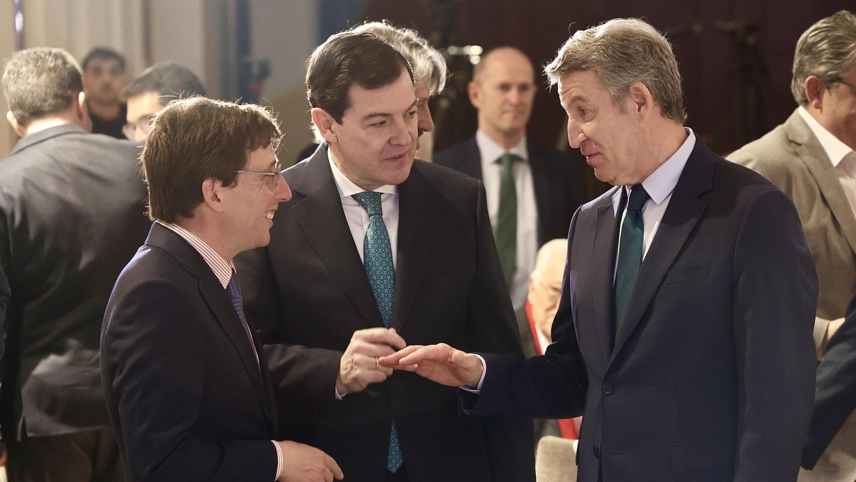 El presidente del Partido Popular de Castilla y León y candidato a la Presidencia de la Junta, Alfonso Fernández Mañueco, junto a Alberto Núñez Feijóo y José Luis Martínez Almeida