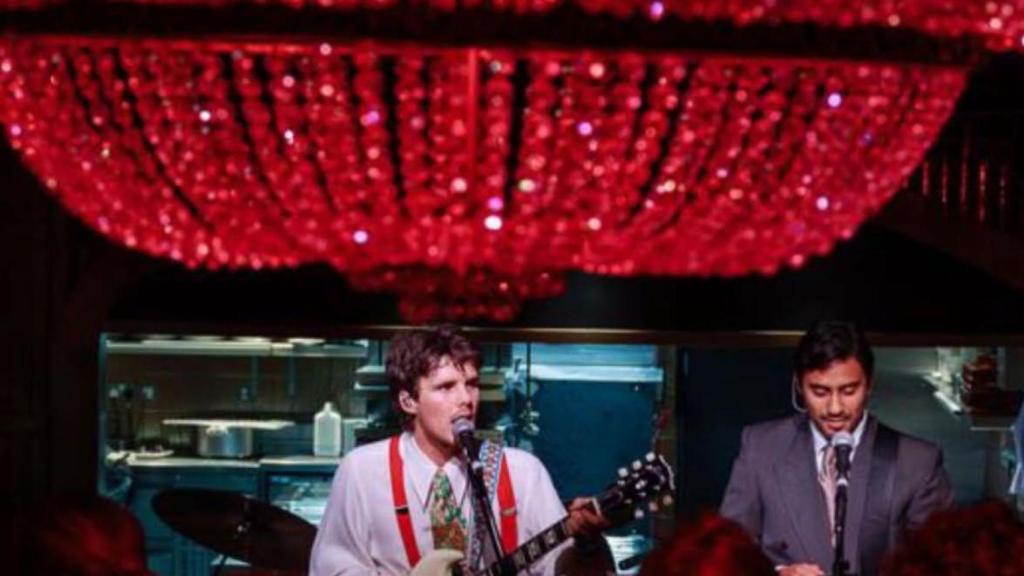 Cruz, en el escenario cantando junto a su banda.