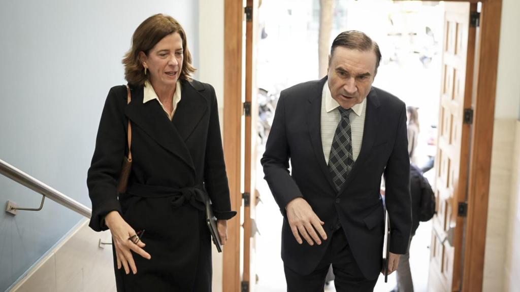 En la imagen, Alejandra Kindelán, presidenta de la Asociación Española de Banca (AEB); y Pedro J. Ramírez, presidente ejecutivo y director de EL ESPAÑOL en la apertura de las jornadas.