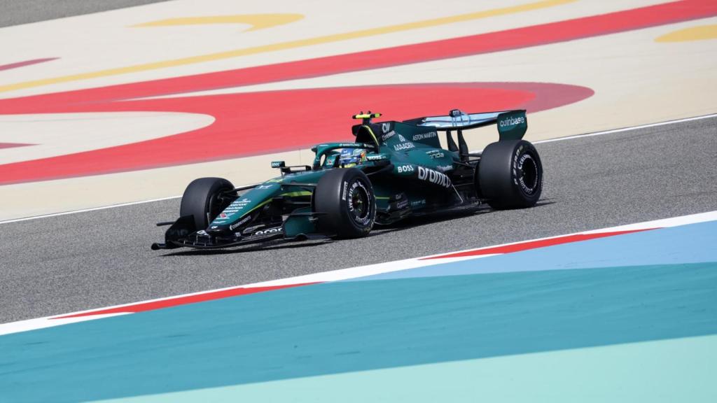 Fernando Alonso rodando con el Aston Martin AMR26 en los test de Baréin