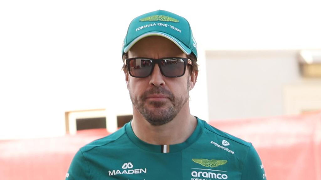 Fernando Alonso, en el paddock de la Fórmula 1 con Aston Martin