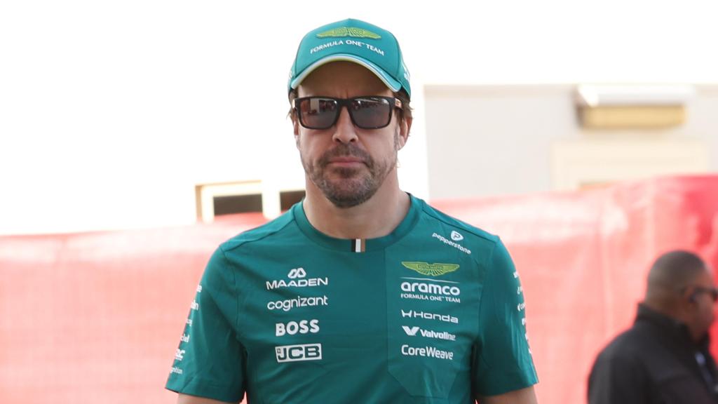 Fernando Alonso, en el paddock de la Fórmula 1 con Aston Martin