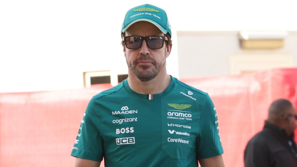 Fernando Alonso, en el paddock de la Fórmula 1 con Aston Martin