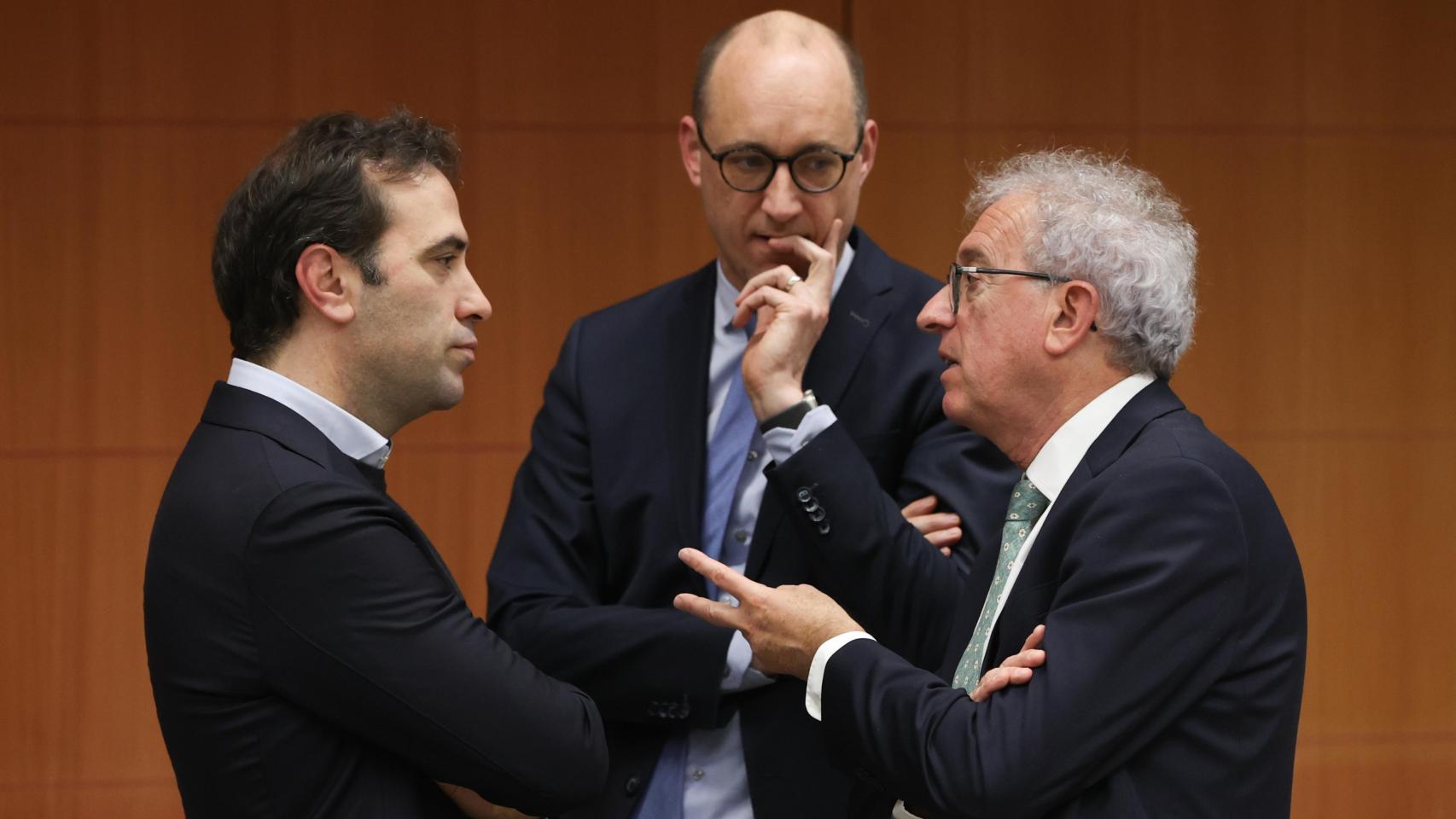 El ministro de Economía, Carlos Cuerpo, conversa con sus homólogos durante la reunión del Eurogrupo de este lunes en Bruselas